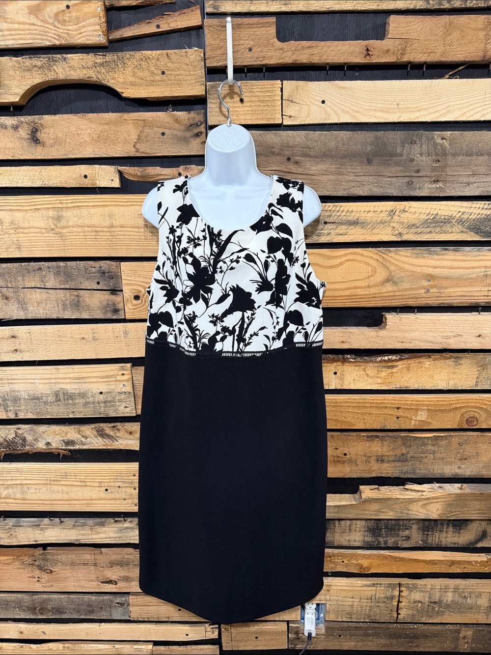 Danny & Nicole sleeveless mixed-media sheath dress black/white size 18‎